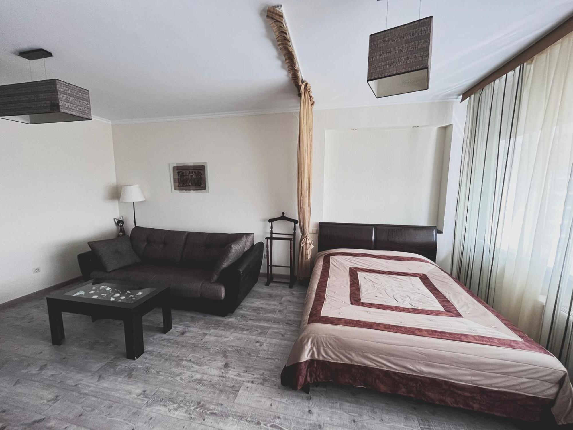 Vip House Hotel 阿斯坦纳 外观 照片